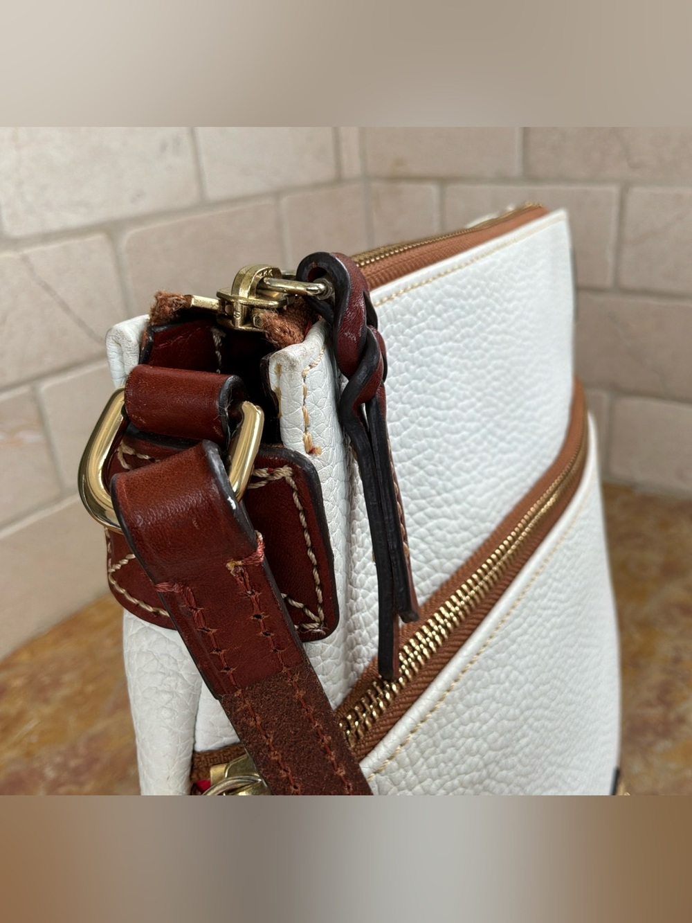 💐 Dooney & Bourke Pebble Grain Leather Zip Crossbody Bag – White & Tan J13913205 - Picture 8 of 16